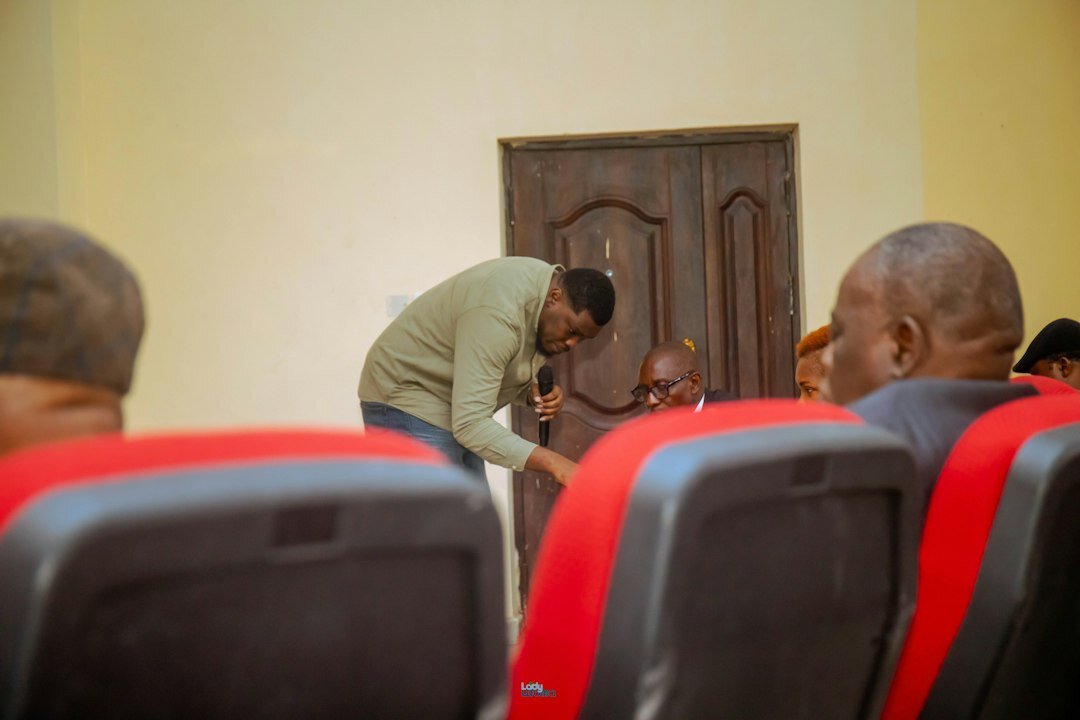 Participants practicing a negotiation exercise during a seminar